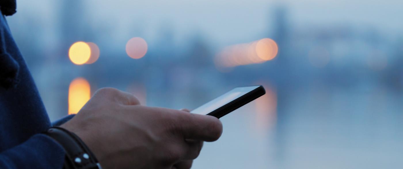 Man som håller i en mobiltelefon