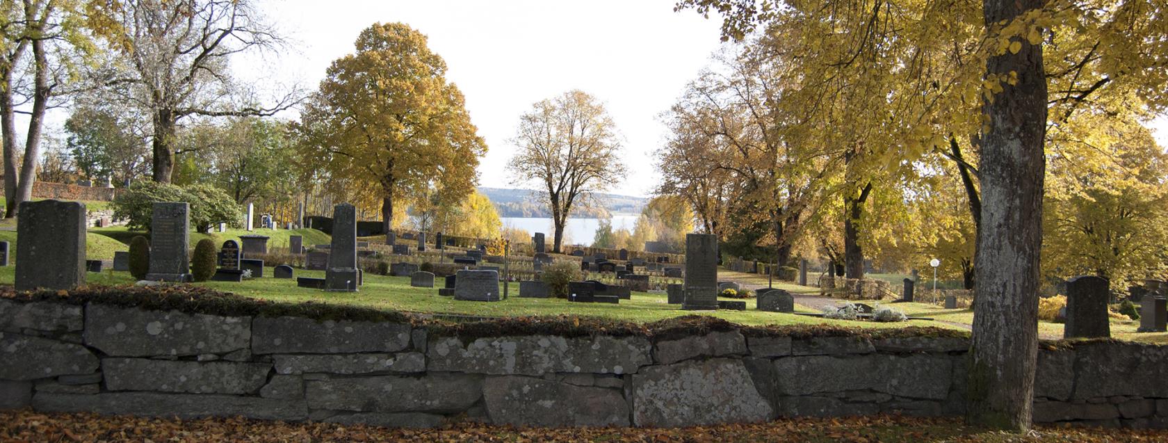 Västra Ämterviks kyrkogård med Fryken i bakgrunden