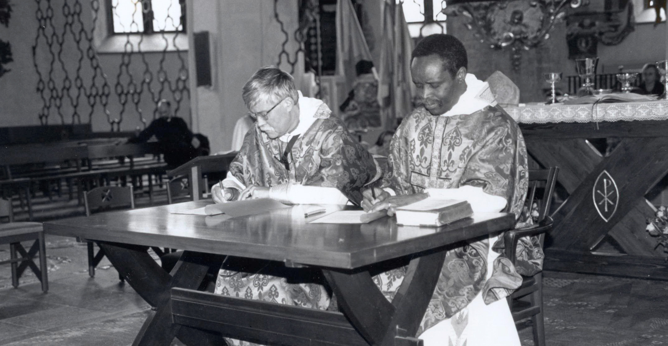 Vänstiftsavtalet mellan Västerås stift och Lebombostiftet skrivs under av Dinis Sengulane och Claes-Bertil Ytterberg 1997