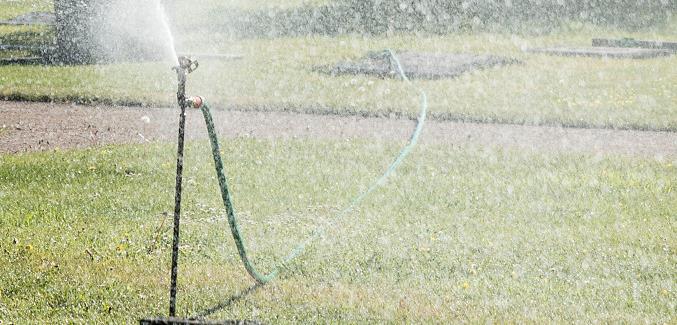 Nyköpings kommun införde den 15 juni bevattningsförbud.
På tre av Nyköpings församlings fyra kyrkogårdar finns bevattningsanläggningar, som är kopplade till Nyköpingsån. Inget kommunalt dricksvatten används för bevattning av våra kyrkogårdar.