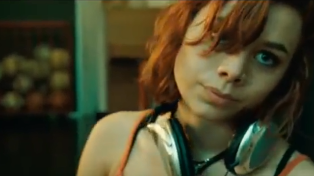 Scen från filmen Vegas. Rödhårig tjej med stora hörlurar.