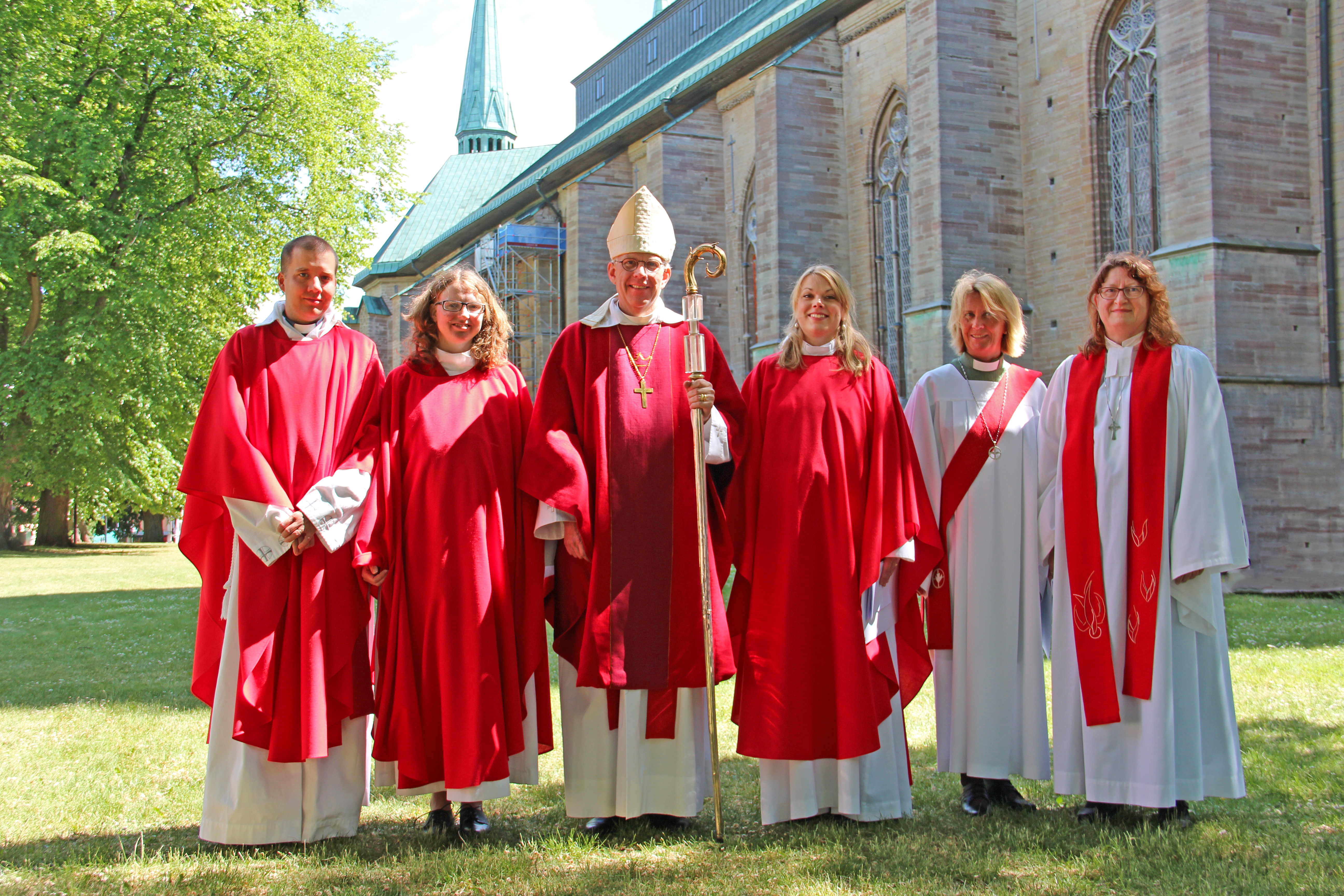 Ja, må han leva! Diakon- och prästvigningsmässa i Linköpings domkyrka 2016-06-12 3 e tref. II Lk 15:8-10 På bilden: Biskopen i skaran av de vigda vid präst- och diakonvigningen i Linköpings domkyrka den 12 juni 2016. Från vänster: Andreas Bernberg (präst), Rebecka Bernberg (präst), biskop Martin Modéus, Ingrid Holmberg (präst), Nina Tönne (diakon) och studierektor Lena Petersson från Svenska kyrkans utbildningsinstitut. Foto: Royne Mercurio