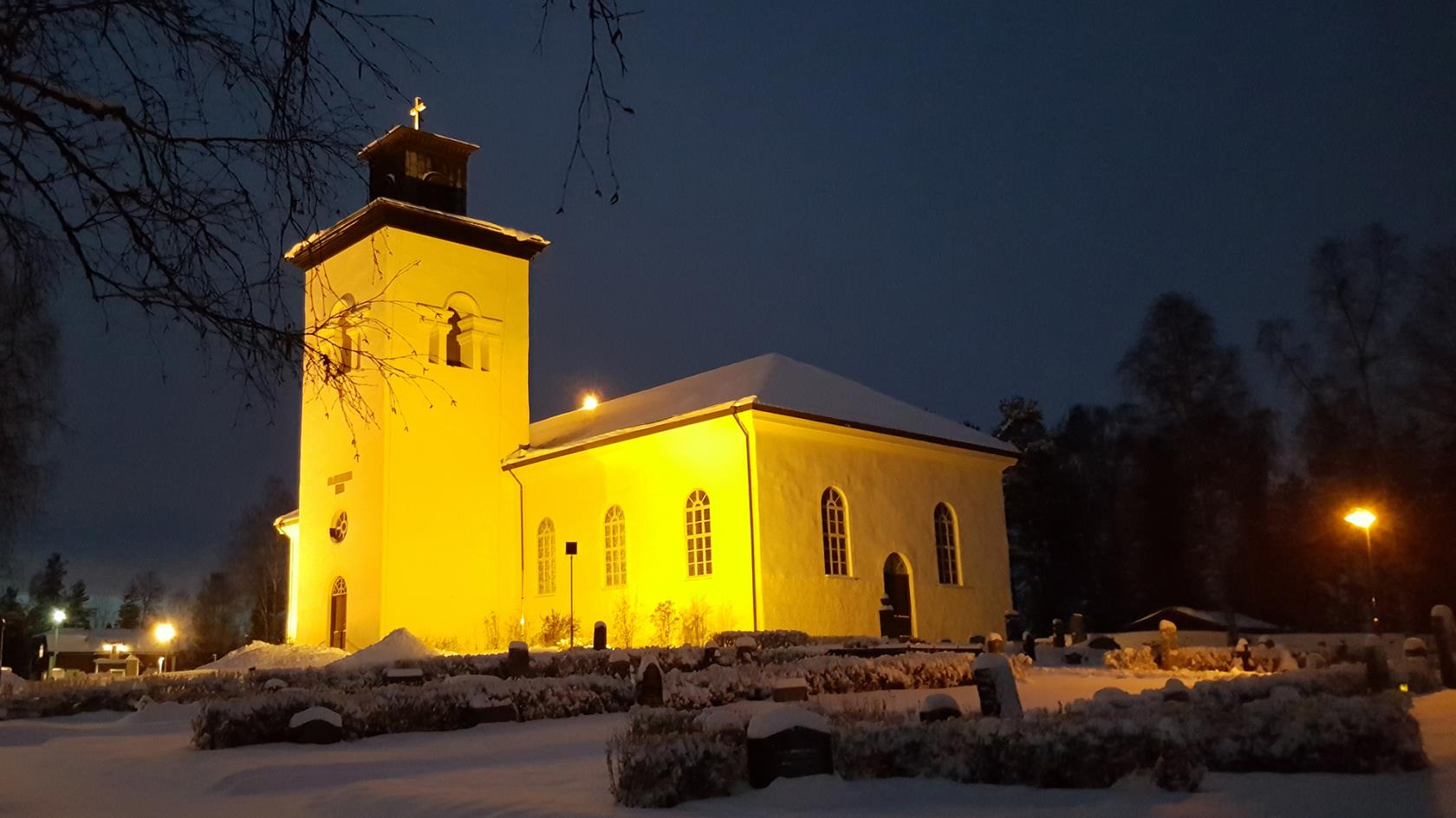 Överluleå kyrka lyser upp i vintermörkret.