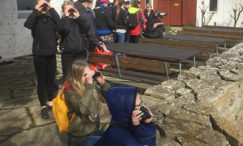 konfirmander med kikare, upptäckargrupp