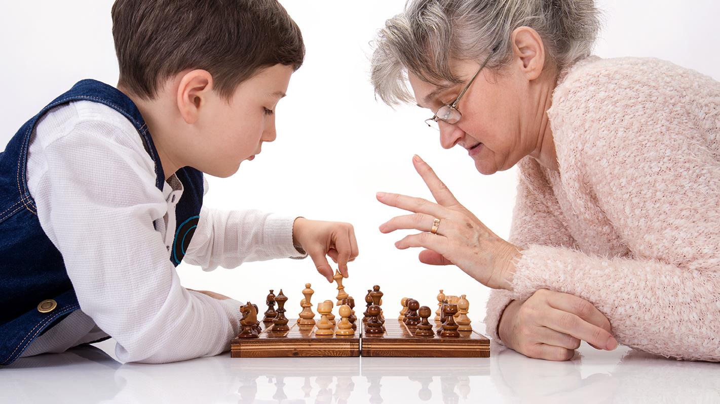 Schackspel mellan ung och gammal