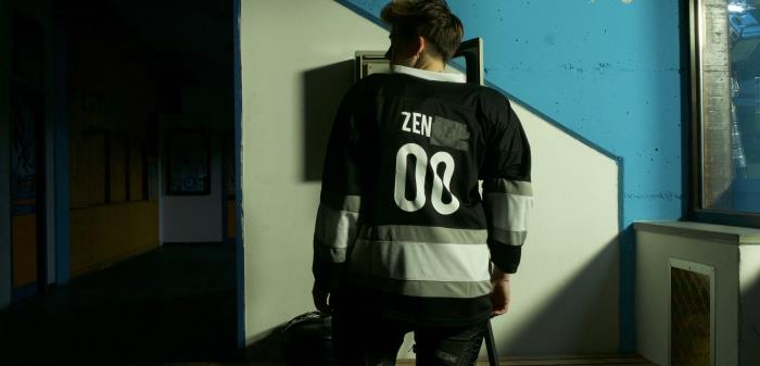 Bild från filmen Zen in the Ice Rift. Föreställer hockeyspelares rygg.