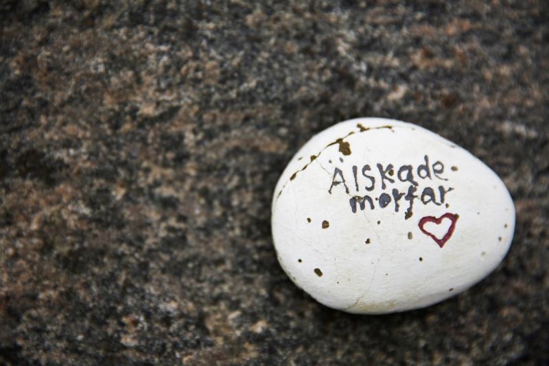Sten med texten Älskade morfar och ett ritat hjärta.