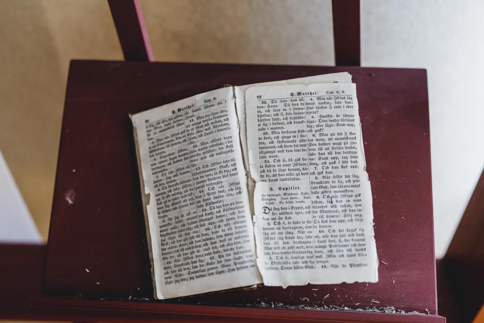 En gammal bibel ligger uppslagen på en läspulpet.
